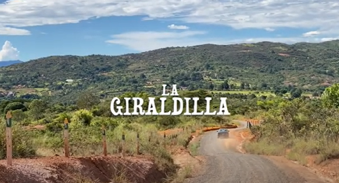 Un paisaje con un carro andando y levantando polvo