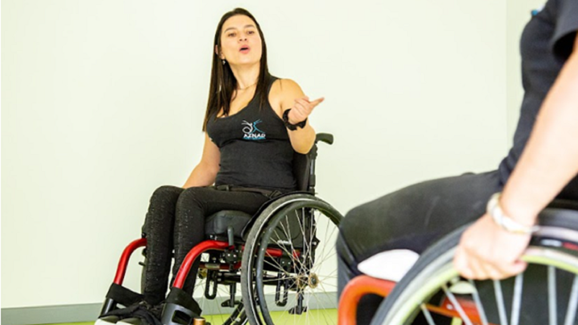 Aura Lorena Varela, en silla de ruedas.